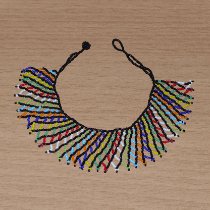 Collier sud-africain traditionnel zoulou composé d'une dentelle perlée faite de perles de rocaille noire et multicolores entrelacées.