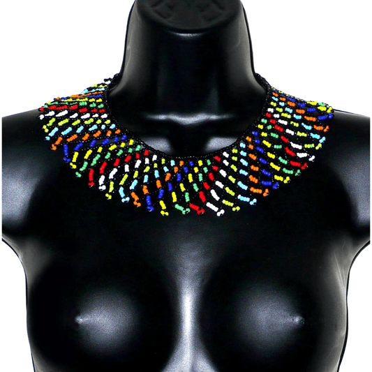 Collier sud-africain traditionnel zoulou composé d'une dentelle perlée faite de perles de rocaille noire et multicolores entrelacées.