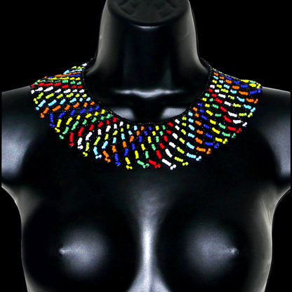 Collier sud-africain traditionnel zoulou composé d'une dentelle perlée faite de perles de rocaille noire et multicolores entrelacées.