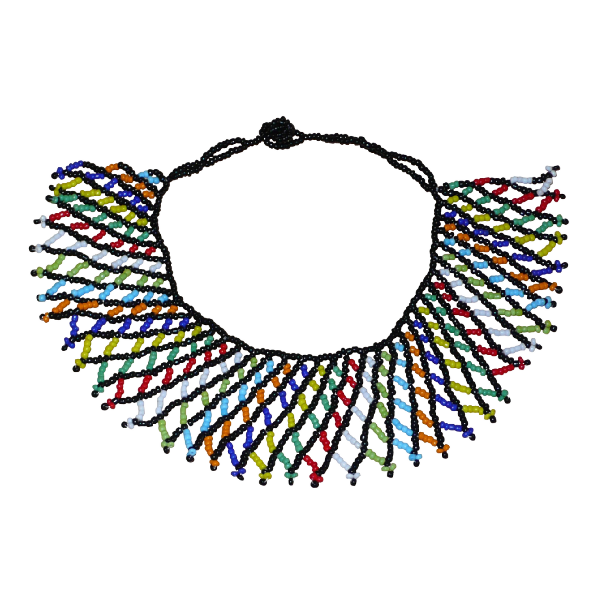 Collier sud-africain traditionnel zoulou composé d'une dentelle perlée faite de perles de rocaille noire et multicolores entrelacées.