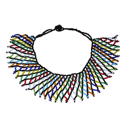 Collier sud-africain traditionnel zoulou composé d'une dentelle perlée faite de perles de rocaille noire et multicolores entrelacées.