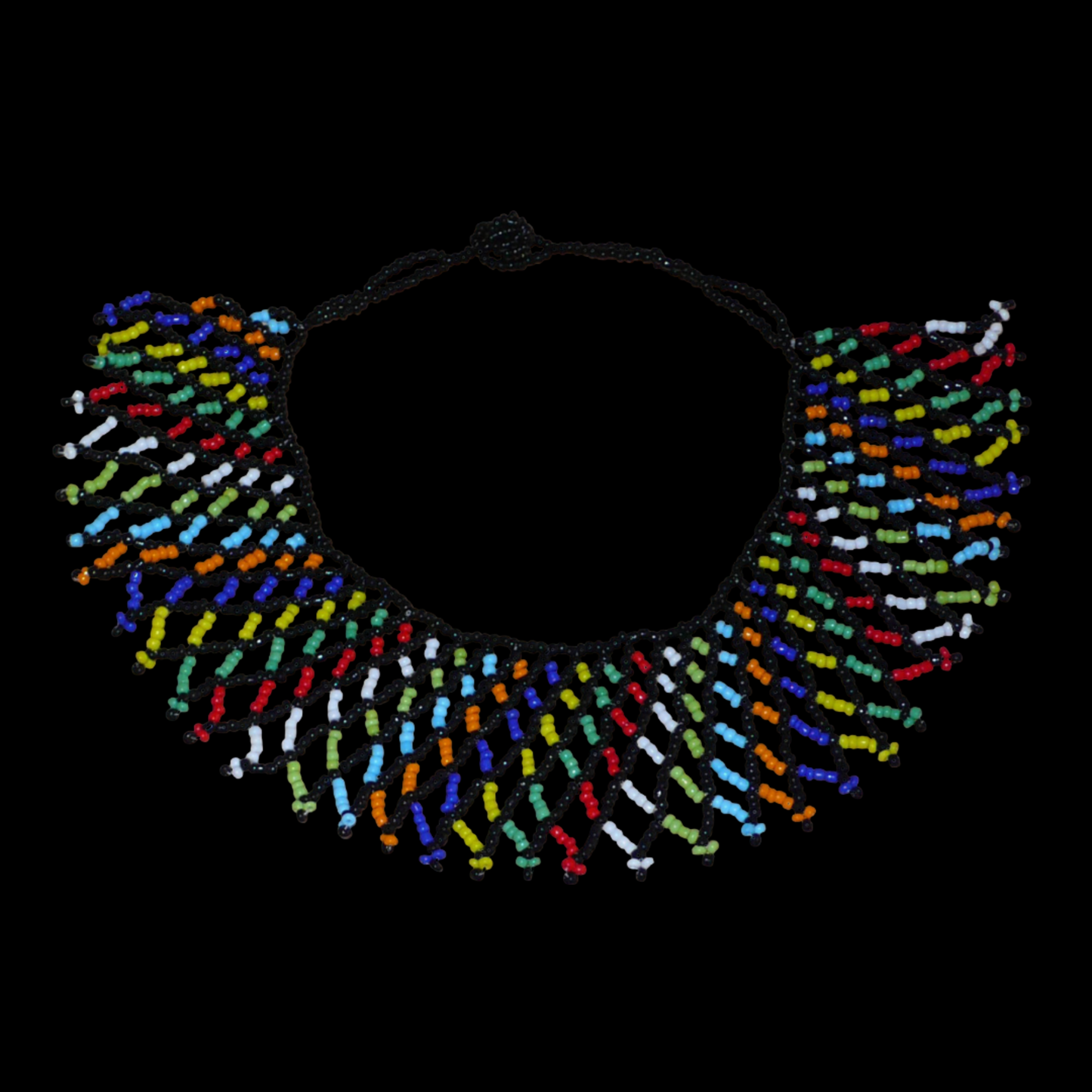 Collier sud-africain traditionnel zoulou composé d'une dentelle perlée faite de perles de rocaille noire et multicolores entrelacées.