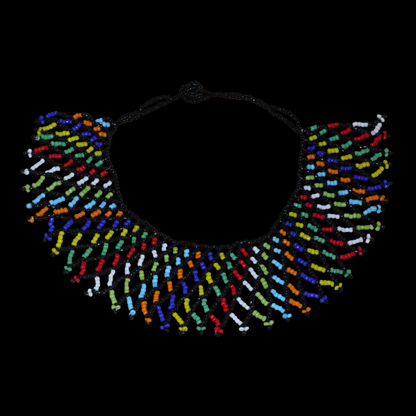 Collier sud-africain traditionnel zoulou composé d'une dentelle perlée faite de perles de rocaille noire et multicolores entrelacées.