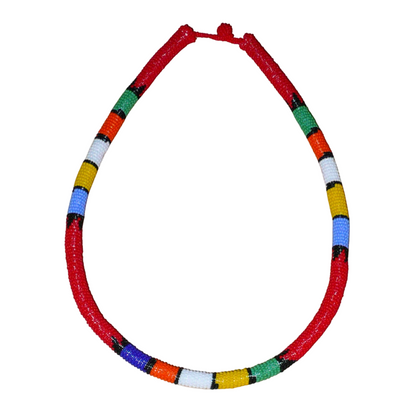 Collier africain traditionnel rouge à motifs zoulous multicolores fabriqué en Afrique du Sud ; il se compose de perles de rocaille enroulées autour d'un tube en plastique.