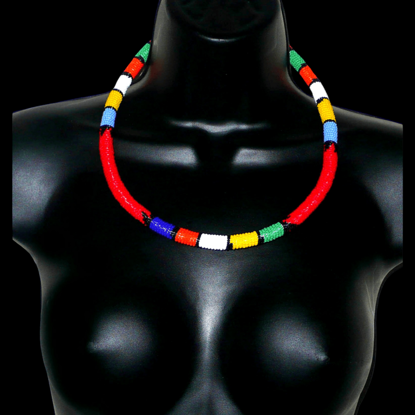 Collier africain traditionnel rouge à motifs zoulous multicolores fabriqué en Afrique du Sud ; il se compose de perles de rocaille enroulées autour d'un tube en plastique.