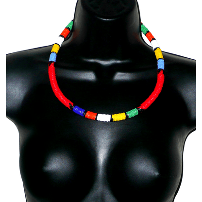 Collier africain traditionnel rouge à motifs zoulous multicolores fabriqué en Afrique du Sud ; il se compose de perles de rocaille enroulées autour d'un tube en plastique.