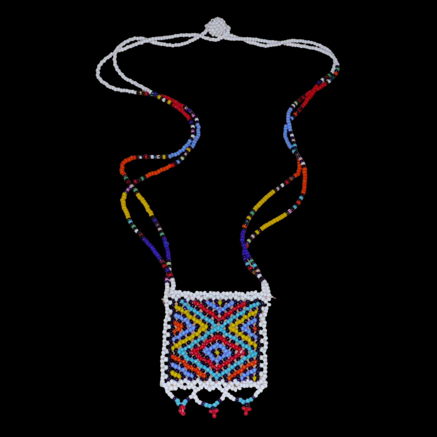 Collier africain zoulou en perles de rocaille blanches et multicolores agrémenté d'un pendentif carré à motifs ethniques traditionnels.