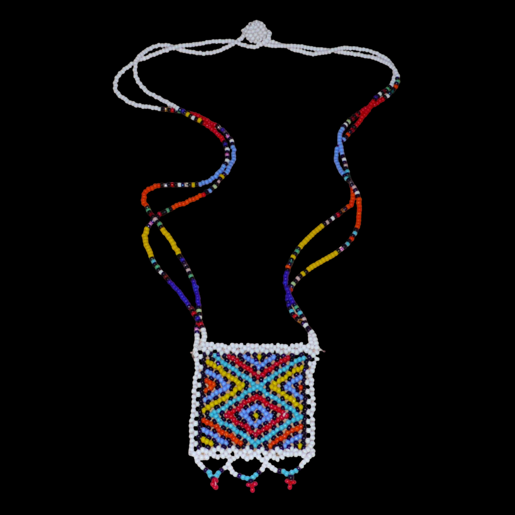Collier africain zoulou en perles de rocaille blanches et multicolores agrémenté d'un pendentif carré à motifs ethniques traditionnels.