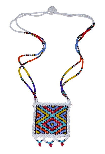 Collier africain zoulou en perles de rocaille blanches et multicolores agrémenté d'un pendentif carré à motifs ethniques traditionnels.