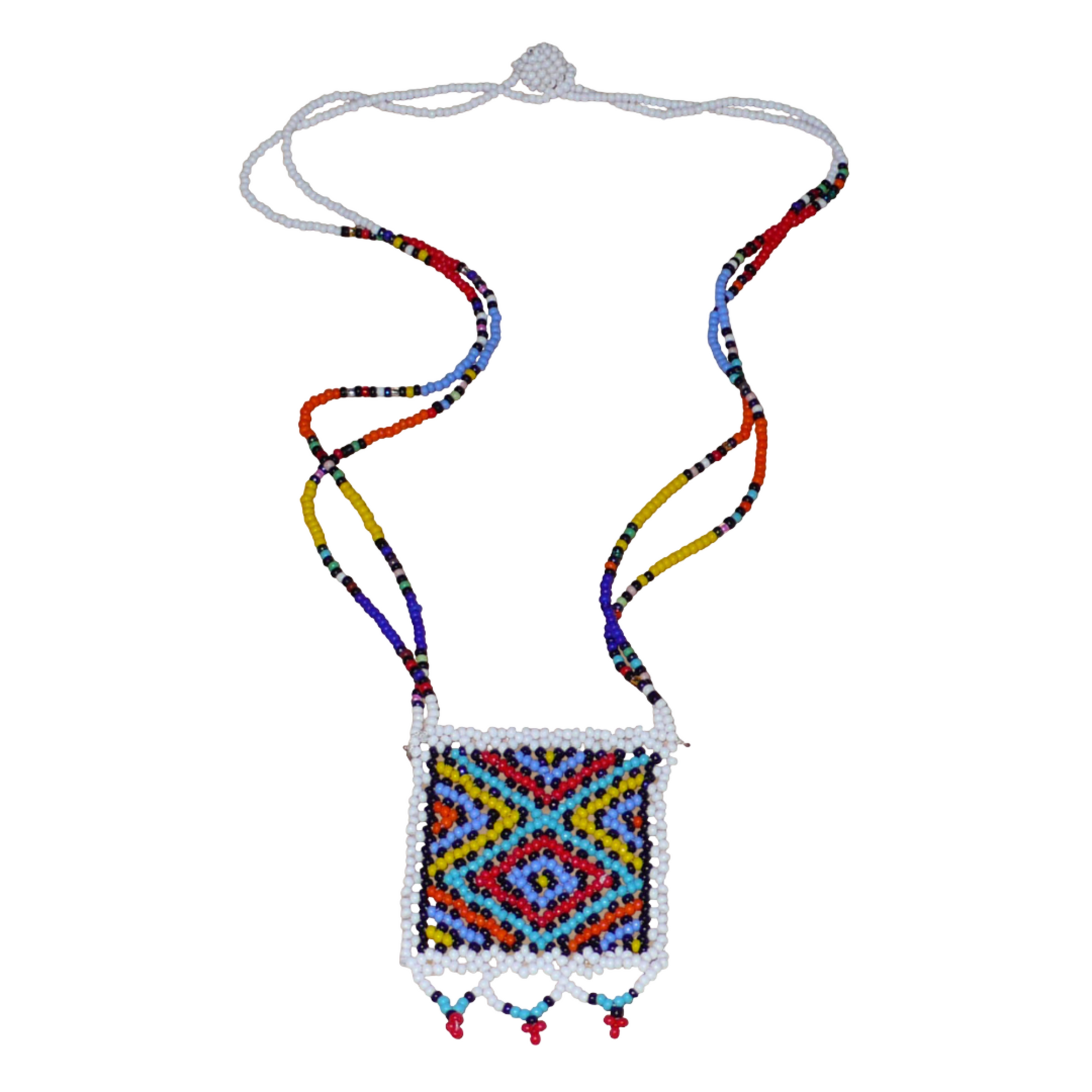Collier africain zoulou en perles de rocaille blanches et multicolores agrémenté d'un pendentif carré à motifs ethniques traditionnels.
