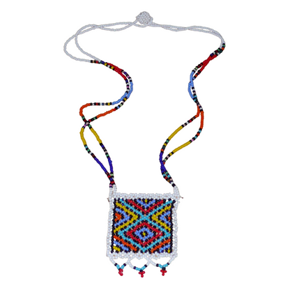 Collier africain zoulou en perles de rocaille blanches et multicolores agrémenté d'un pendentif carré à motifs ethniques traditionnels.