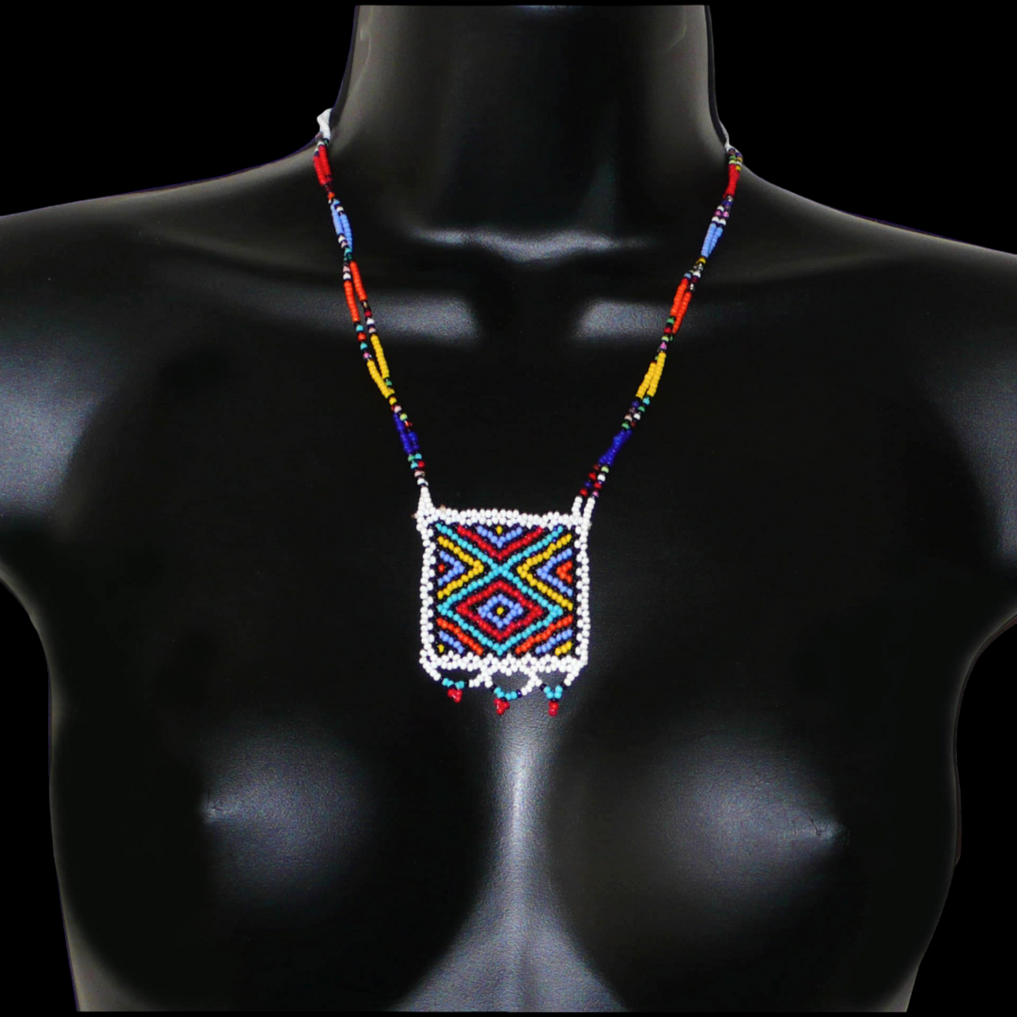 Collier africain zoulou en perles de rocaille blanches et multicolores agrémenté d'un pendentif carré à motifs ethniques traditionnels.