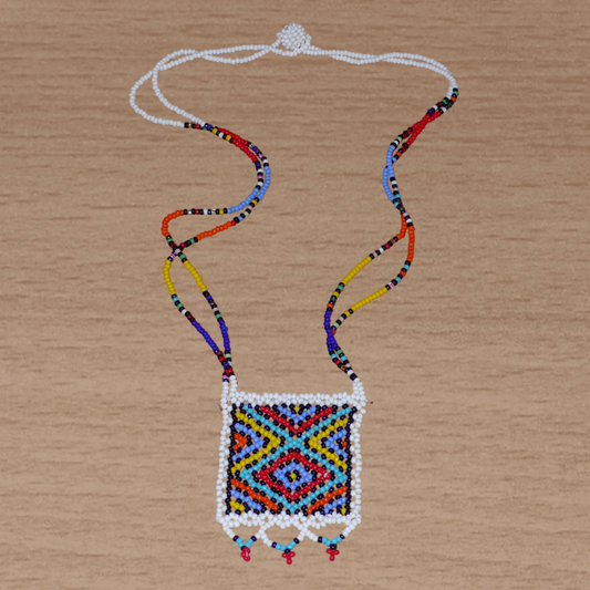 Collier africain zoulou en perles de rocaille blanches et multicolores agrémenté d'un pendentif carré à motifs ethniques traditionnels.