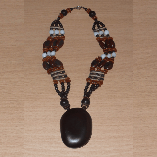 Collier afro-caribéen multi-rangs avec pendentif composé de perles de coco et d'un mélange de graines organiques (graine d'Entada (ou wawa), flamboyant, larmes de Job, toloman, "oreilles à mulâtres", savonnettes et casses).