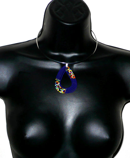 Collier ethnique composé d'un ras de cou en laiton agrémenté d'un pendentif de forme triangulaire aux angles arrondis fait de perles de rocaille bleu marine et multicolores.