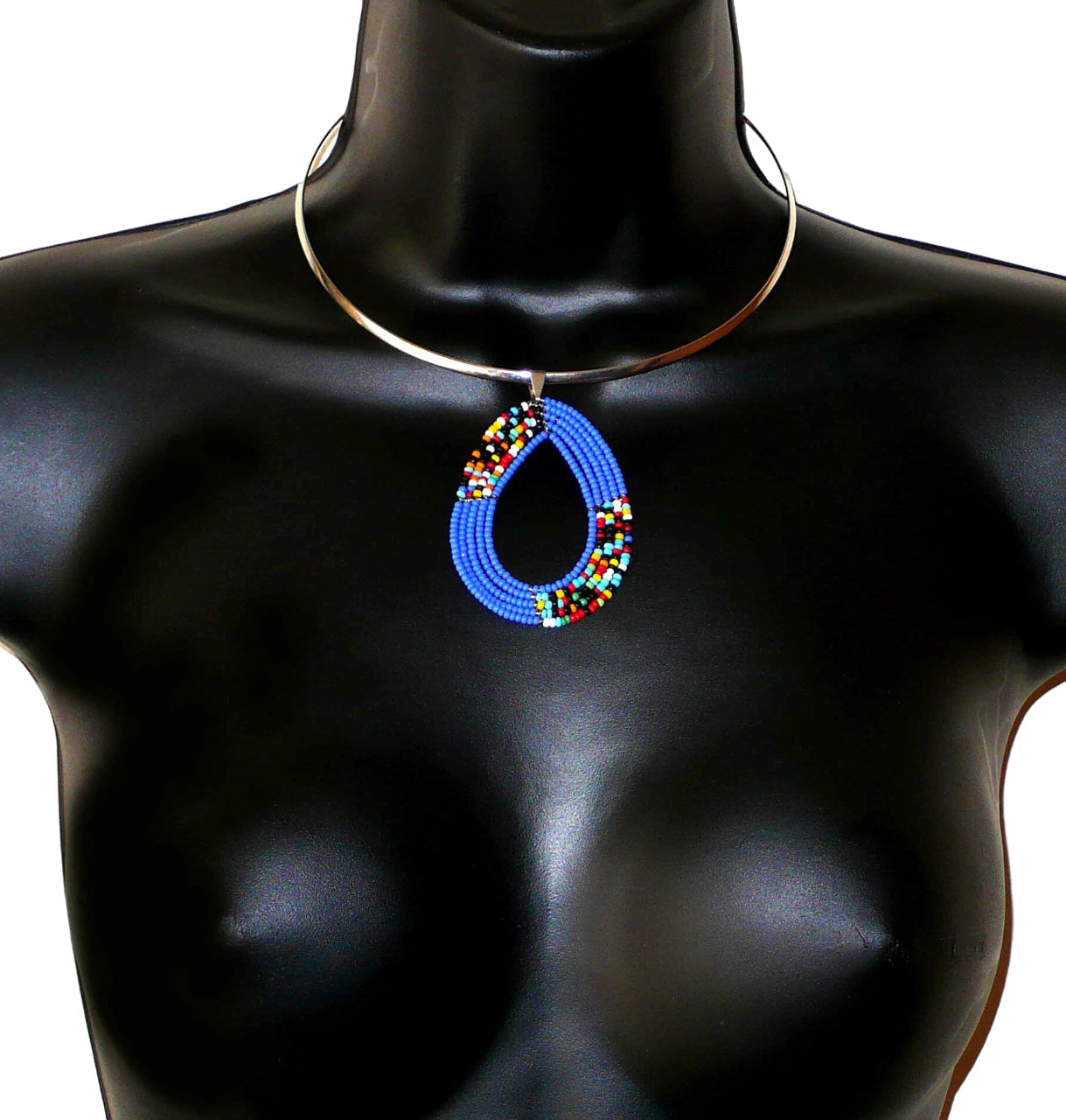 Collier ethnique composé d'un ras de cou en laiton agrémenté d'un pendentif en forme de goutte composé de perles de rocaille bleues et multicolores.