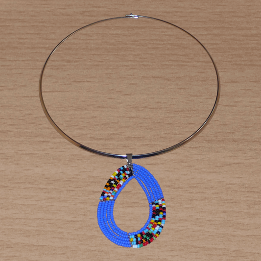 Collier ethnique chic bleu et multicolore composé d'un ras de cou en laiton agrémenté d'un pendentif kenyan en forme de goutte fait de perles de rocaille.