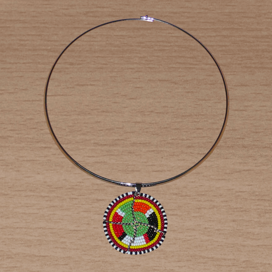 Bijou africain contemporain composé d'un collier ras de cou en laiton rehaussé d'un médaillon à motifs ethniques Massai fait d'un tissage de perles vertes et multicolores.