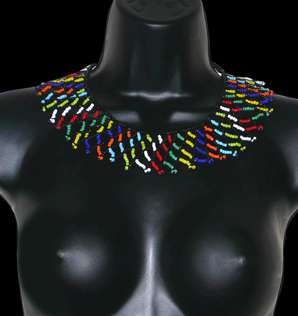 Collier africain traditionnel zoulou fabriqué en Afrique du Sud composé d'une dentelle de perles de rocaille noires et multicolores.