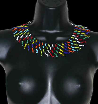 Collier africain traditionnel zoulou fabriqué en Afrique du Sud composé d'une dentelle de perles de rocaille noires et multicolores.