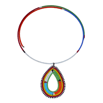 Collier ras de cou africain Massai orné d'un pendentif à motifs ethniques en forme de goutte fait de perles de rocaille colorées.