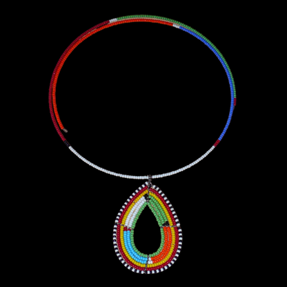 Collier ras de cou africain Massai orné d'un pendentif à motifs ethniques en forme de goutte fait de perles de rocaille colorées.