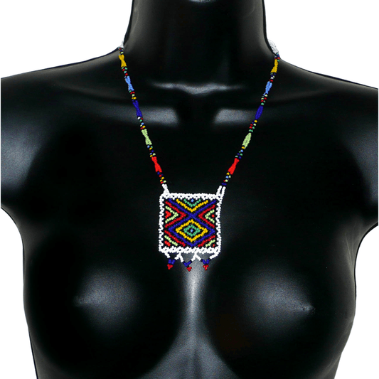 Collier africain zoulou avec pendentif ; fabriqué en Afrique du Sud, il se compose d'un tissage traditionnel de perles de rocaille blanches et multicolores.