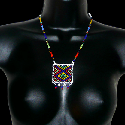 Collier africain zoulou avec pendentif ; fabriqué en Afrique du Sud, il se compose d'un tissage traditionnel de perles de rocaille blanches et multicolores.