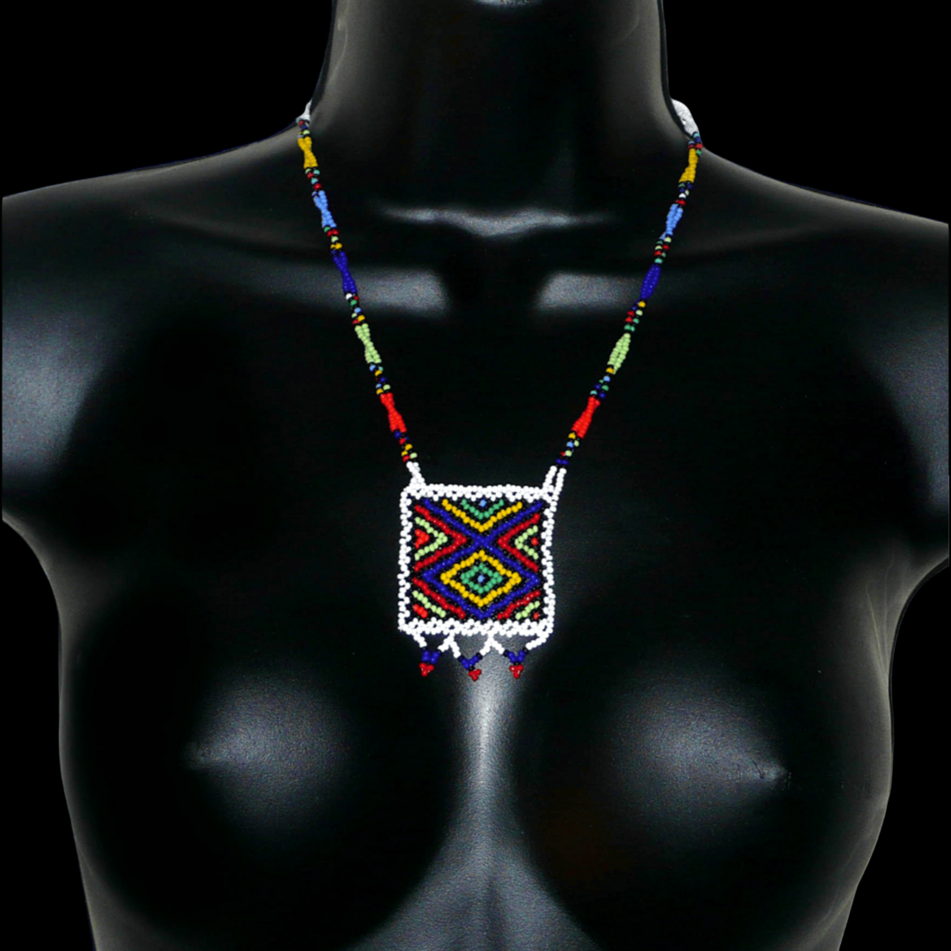 Collier africain zoulou avec pendentif ; fabriqué en Afrique du Sud, il se compose d'un tissage traditionnel de perles de rocaille blanches et multicolores.