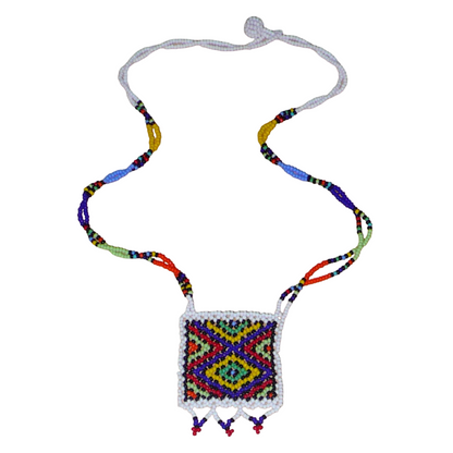 Collier africain zoulou avec pendentif ; fabriqué en Afrique du Sud, il se compose d'un tissage traditionnel de perles de rocaille blanches et multicolores.