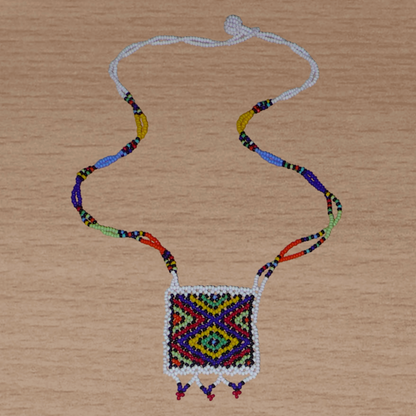 Collier africain zoulou avec pendentif ; fabriqué en Afrique du Sud, il se compose d'un tissage traditionnel de perles de rocaille blanches et multicolores.