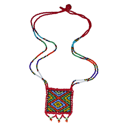 Collier africain "Zulu Love Letter" avec pendentif orné de motifs ethniques ; il se compose d'un tissage de perles de rocaille rouges et multicolores.