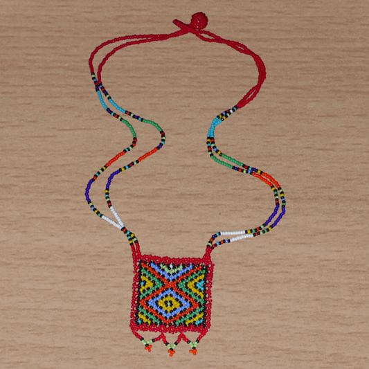 Collier africain "Zulu Love Letter" avec pendentif orné de motifs ethniques ; il se compose d'un tissage de perles de rocaille rouges et multicolores.