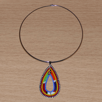 Collier ethnique chic composé d'un ras de cou en laiton orné d'un pendentif Massai en forme de goutte.
