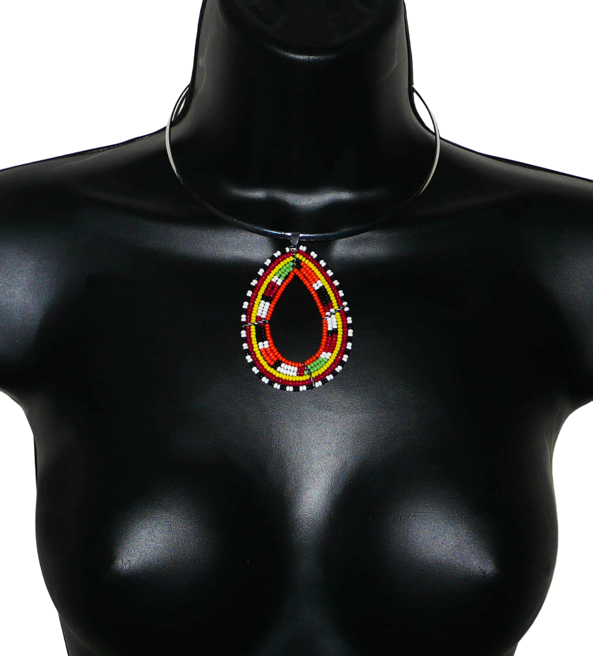 Collier africain composé d'un ras-de-cou en laiton argenté orné d'un long et large pendentif à motifs ethniques fait de perles de rocaille orange et multicolores enfilées sur six rangées de fils de fer montés en forme de goutte. Il mesure 20,5 cm de long (de la nuque à la base du pendentif), le tour de cou en laiton a une circonférence de 42,5 cm et un diamètre de 13,5 cm ; le pendentif mesure 7 cm de long et 5 cm de large. Timeless Fineries