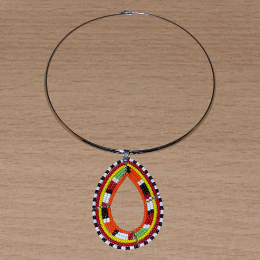 Collier africain composé d'un ras de cou en laiton décoré d'un long et large pendentif en forme de goutte et à motifs ethniques Massai fait de perles de rocaille.