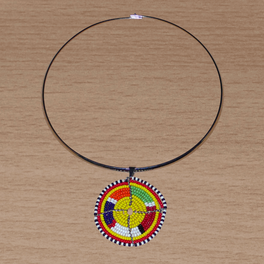 Bijou africain composé d'un collier ras de cou en laiton agrémenté d'un médaillon à motifs ethniques Massai fait d'un tissage de perles de rocaille jaunes et multicolores.