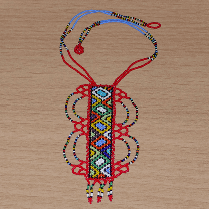 Collier sud-africain traditionnel rouge et multicolore agrémenté d'un long et large pendentif fantaisie en perles de rocaille.