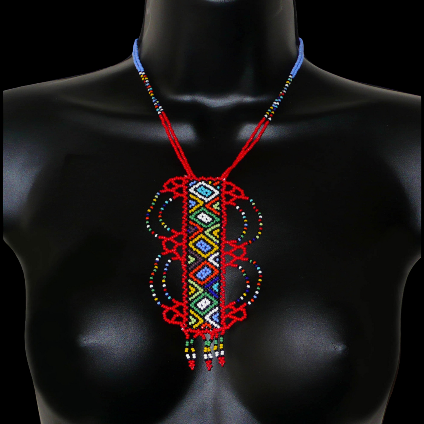 Collier sud-africain traditionnel rouge et multicolore agrémenté d'un long et large pendentif fantaisie en perles de rocaille.