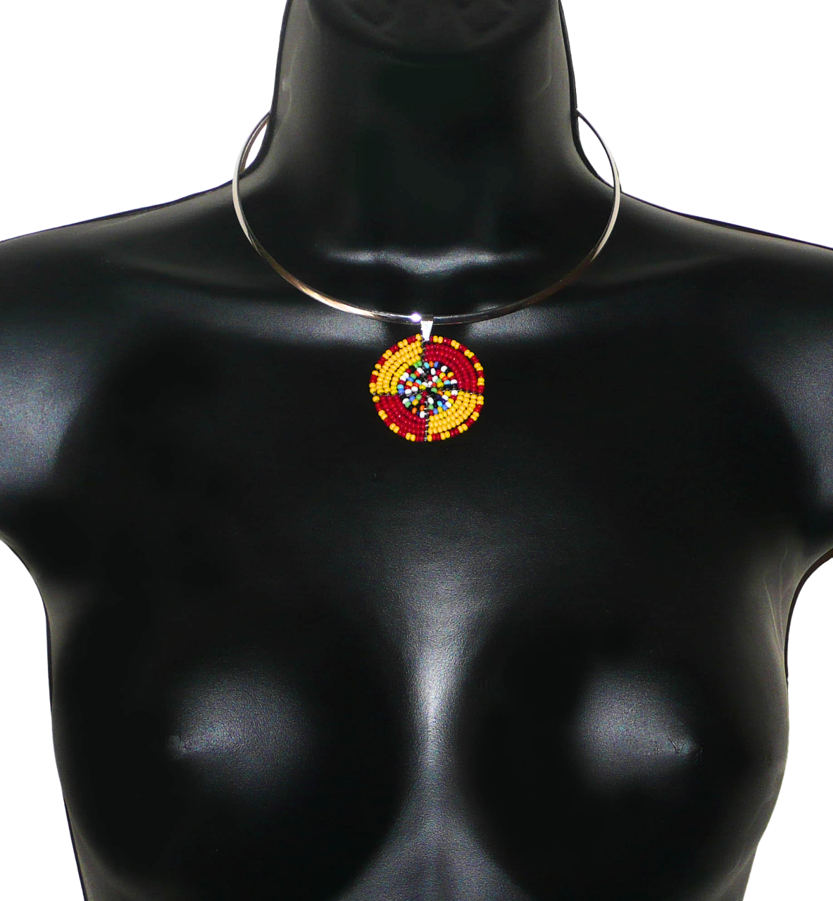 Collier ethnique composé d'un ras de cou en laiton rehaussé d'un petit médaillon Massai en perles de rocaille rouges, jaunes et multicolores.