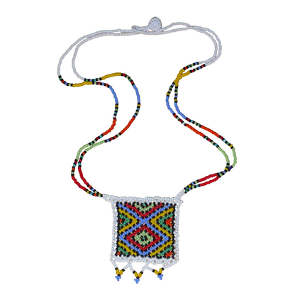 Collier sud-africain traditionnel orné d'un pendentif décoré de motifs ethniques zoulous ; il se compose d'un tissage de perles de rocaille blanches et multicolores et s'attache avec un fermoir à boule.