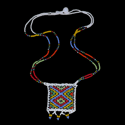 Collier sud-africain traditionnel orné d'un pendentif décoré de motifs ethniques zoulous ; il se compose d'un tissage de perles de rocaille blanches et multicolores et s'attache avec un fermoir à boule.