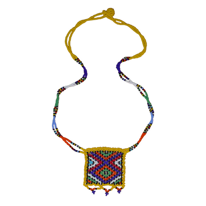 Collier africain Zoulou avec pendentif orné de motifs ethniques traditionnels. Il se compose de perles de rocaille jaunes et multicolores et s'attache avec un fermoir à boule.