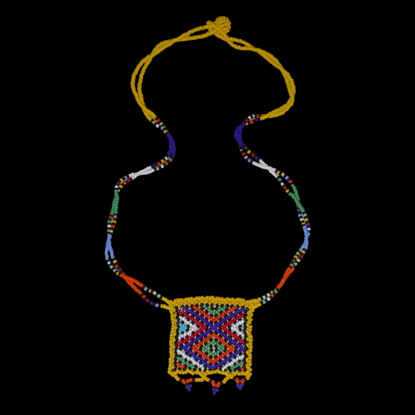 Collier africain Zoulou avec pendentif orné de motifs ethniques traditionnels. Il se compose de perles de rocaille jaunes et multicolores et s'attache avec un fermoir à boule.