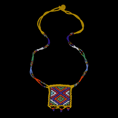 Collier africain Zoulou avec pendentif orné de motifs ethniques traditionnels. Il se compose de perles de rocaille jaunes et multicolores et s'attache avec un fermoir à boule.