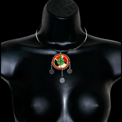 Collier africain Massai au style ethnique chic composé d'un ras de cou en laiton agrémenté d'un pendentif tribal vert et multicolore.