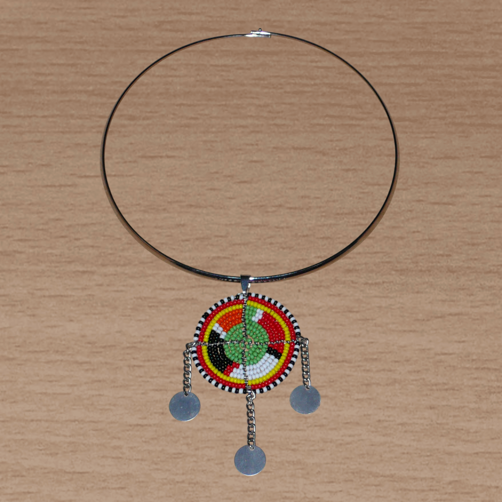 Collier africain Massai au style ethnique chic composé d'un ras de cou en laiton agrémenté d'un pendentif tribal vert et multicolore.