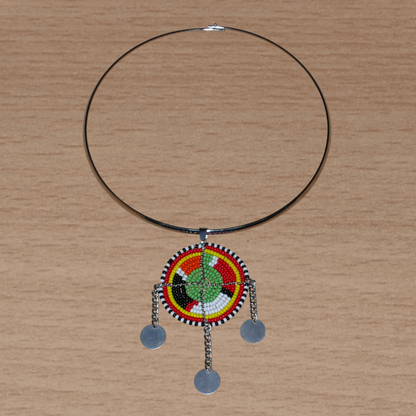 Collier africain Massai au style ethnique chic composé d'un ras de cou en laiton agrémenté d'un pendentif tribal vert et multicolore.