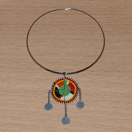 Collier africain Massai au style ethnique chic composé d'un ras de cou en laiton agrémenté d'un pendentif tribal vert et multicolore.