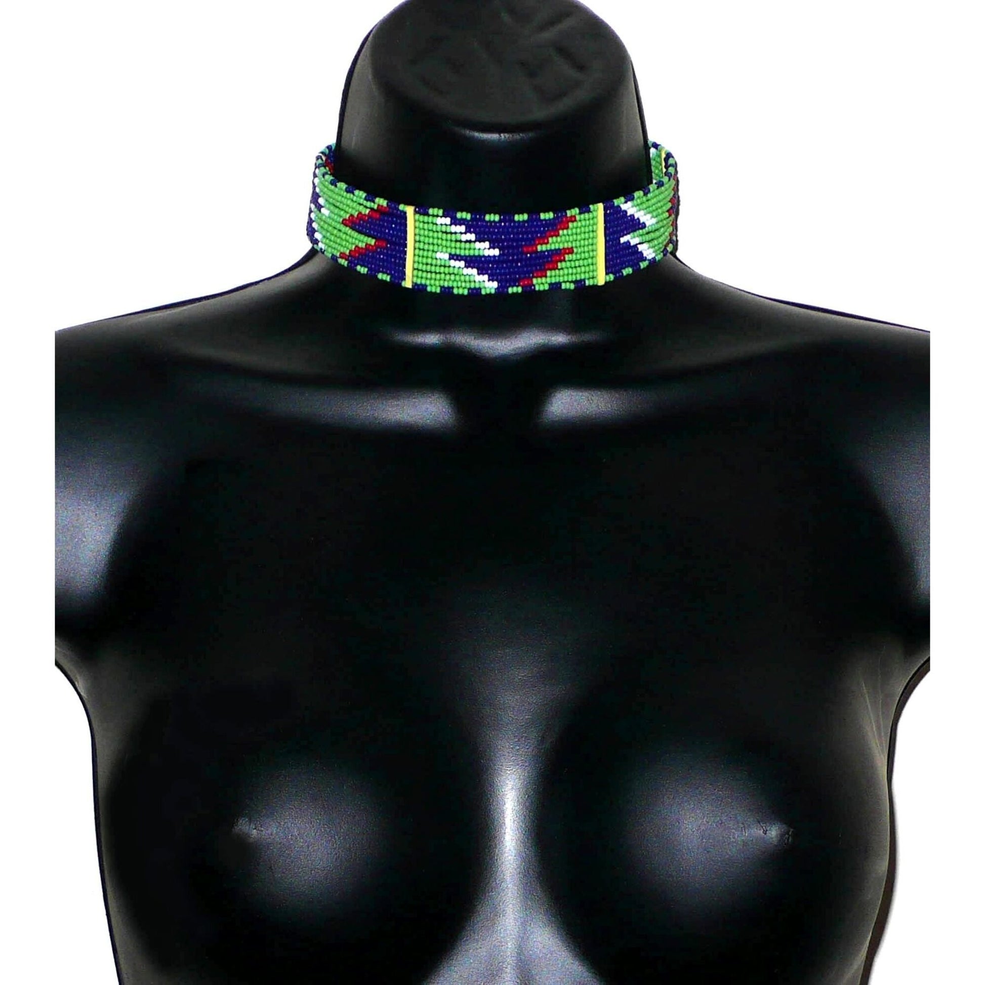 Collier africain ras de cou à motifs ethniques Massai composé de douze rangées de perles de rocaille vertes, bleues, rouges et blanches.